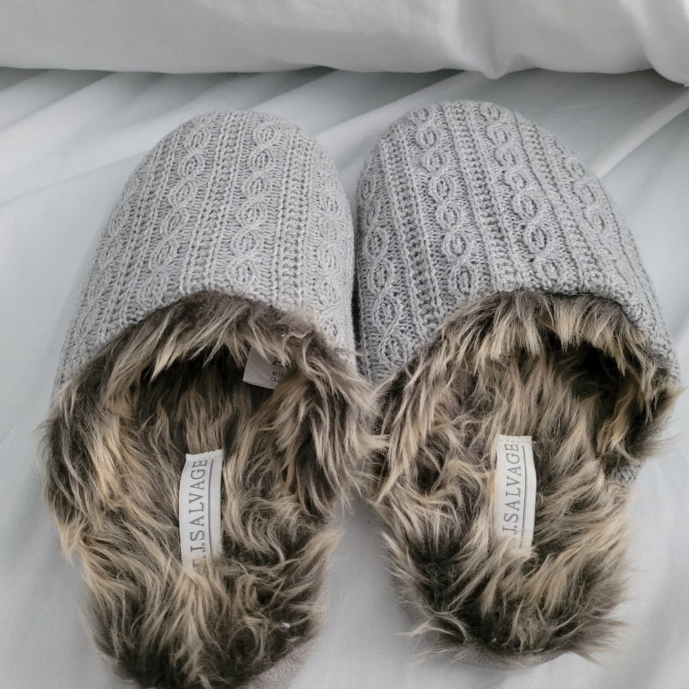 Gently used sz M/L Slippers